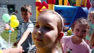 You are currently viewing Zabawy na przedszkolnym placu zabaw z okazji obchodów 50 urodzin Przedszkola